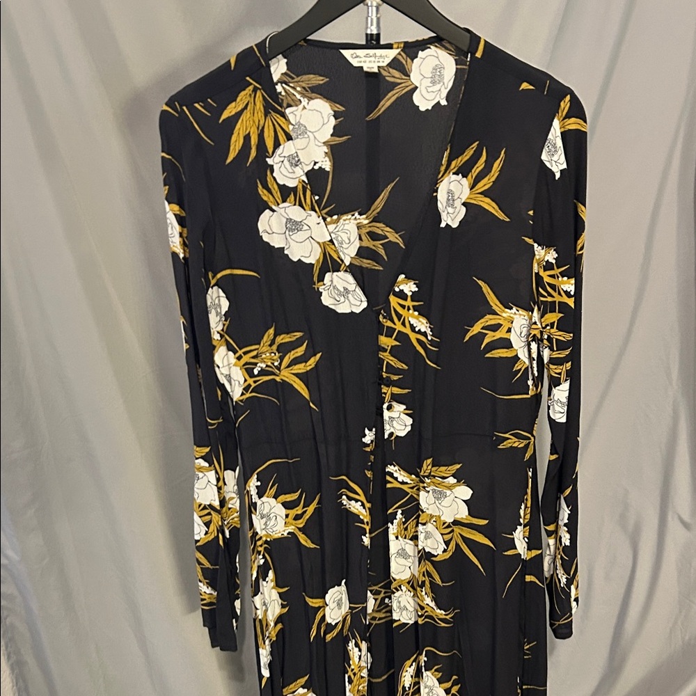EUC Miss Selfridge Black Floral Long Sleeve kimono/robe. Size 10.